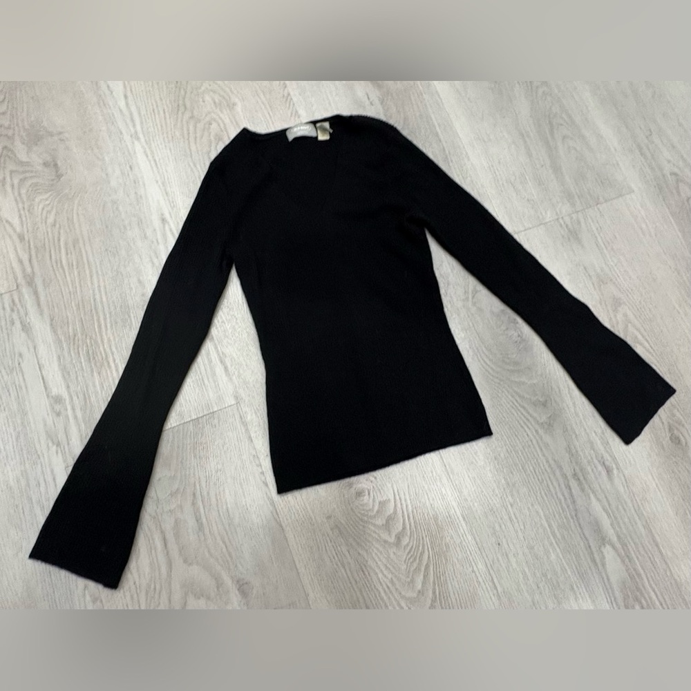 Ribbed Women’s V-neck Sweater - black, soft, fitted, excellent used condition